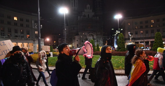 "Sąd rodzinny w Strzelcach Opolskich odmówił wszczęcia postępowania wobec 14-letniego Macieja R. z Krapkowic, o co wnioskowała policja" - poinformował sędzia Daniel Kliś, rzecznik Sądu Okręgowego w Opolu. Sprawa dotyczy nastolatka, który swoim profilu społecznościowym udostępnił post o organizowanej w tym mieście akcji Strajku Kobiet przeciwko polityce rządu.