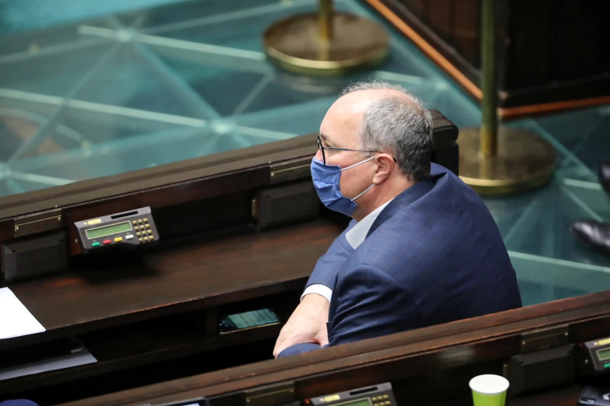 Prokuratura chce uzyskać dokumentację medyczną funkcjonariusza, który doznał urazu - jak twierdzi policja – w wyniku incydentu z udziałem z wicemarszałkiem Sejmu Włodzimierzem Czarzastym. Od tego będzie zależeć kwalifikacja prawna prowadzonego dochodzenia. Na razie wszczęto je z artykułu, który mówi o "naruszeniu nietykalności policjanta". 