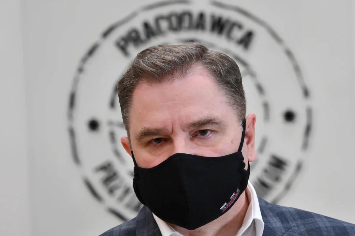 "W kolejnej nowelizacji ustawy o tarczy antykryzysowej proponuje się, aby niedziela 6 grudnia była dniem handlowym. To zły pomysł. Pracownicy będą musieli w tym dniu przyjść do pracy i narażać swoje zdrowie, a nawet życie" - powiedział przewodniczący NSZZ "Solidarność" Piotr Duda. Związkowiec jest zbulwersowany projektem nowelizacji ustawy o szczególnych rozwiązaniach związanych z zapobieganiem, przeciwdziałaniem i zwalczaniem Covid-19, nad którym trwają prace w Sejmie. 