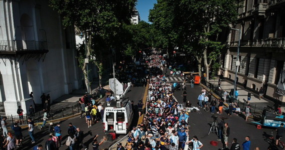 Rozpoczęło się zorganizowane przez argentyński rząd czuwanie w Pałacu Prezydenckim w Buenos Aires przy trumnie z ciałem Diego Maradony. W uroczystości poświęconej pamięci słynnego piłkarza, który zmarł w środę wskutek zawału serca, uczestniczą dziesiątki tysięcy kibiców.