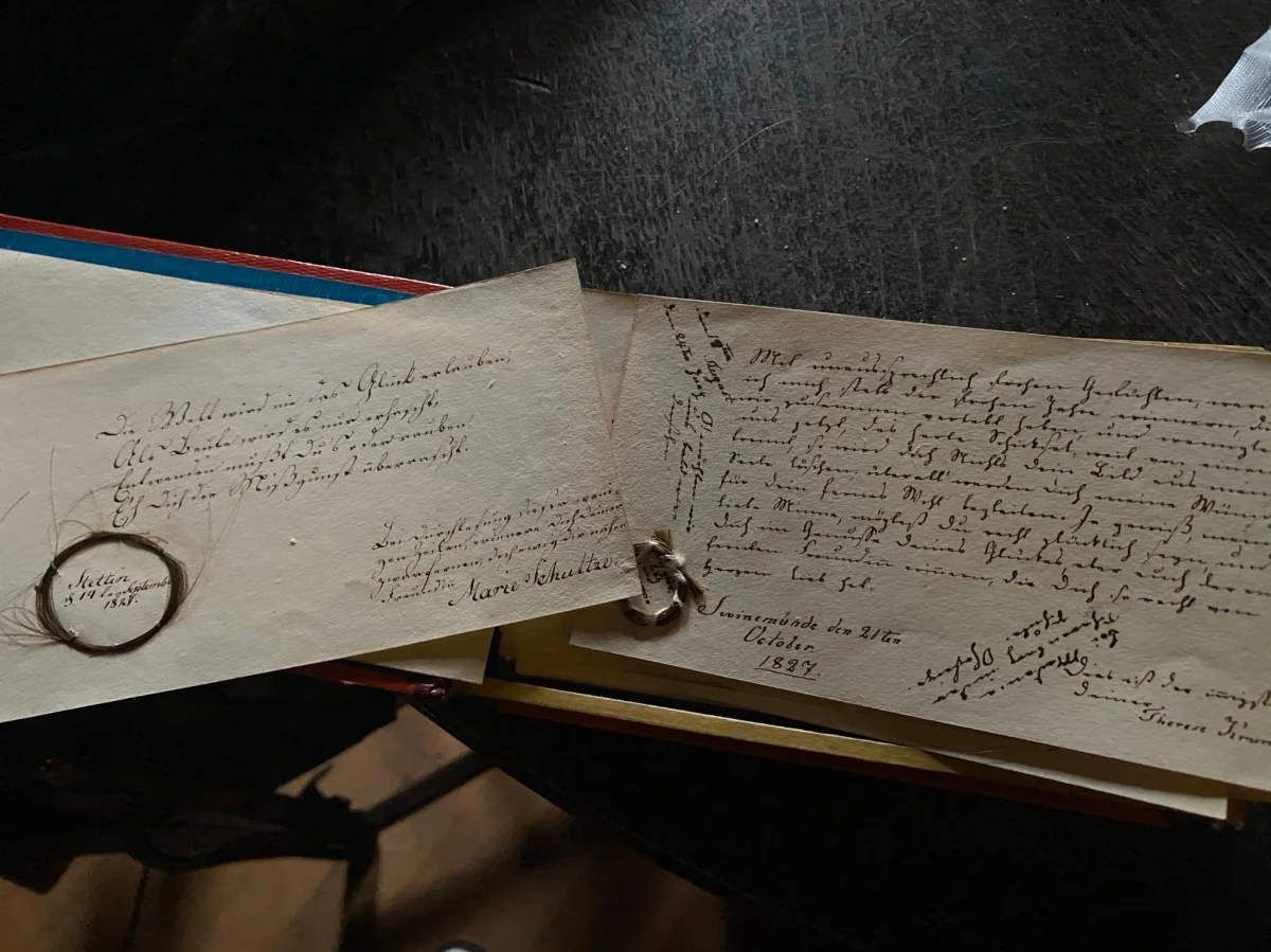 Gdy nie było mediów społecznościowych, istniały pamiętniki. Każdy ze znajomych mógł zostawić tam dowolnej treści wpis. Pamiętnik sprzed ponad 200 lat znaleziono właśnie w Świnoujściu, w gruzach z remontowanego domu.