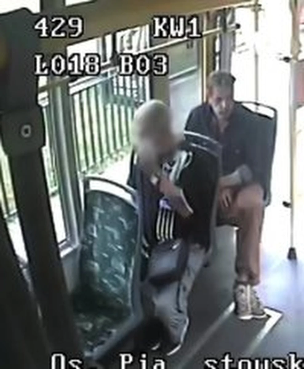 Policja publikuje wizerunek mężczyzny, który w Poznaniu napadł i molestował seksualnie kobietę. 60-latek zaatakował na przystanku komunikacji miejskiej.