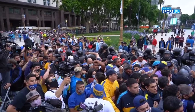 Czuwanie przy trumnie z ciałem Maradony. Tysiące ludzi, starcia z policją (POLSAT SPORT). WIDEO
