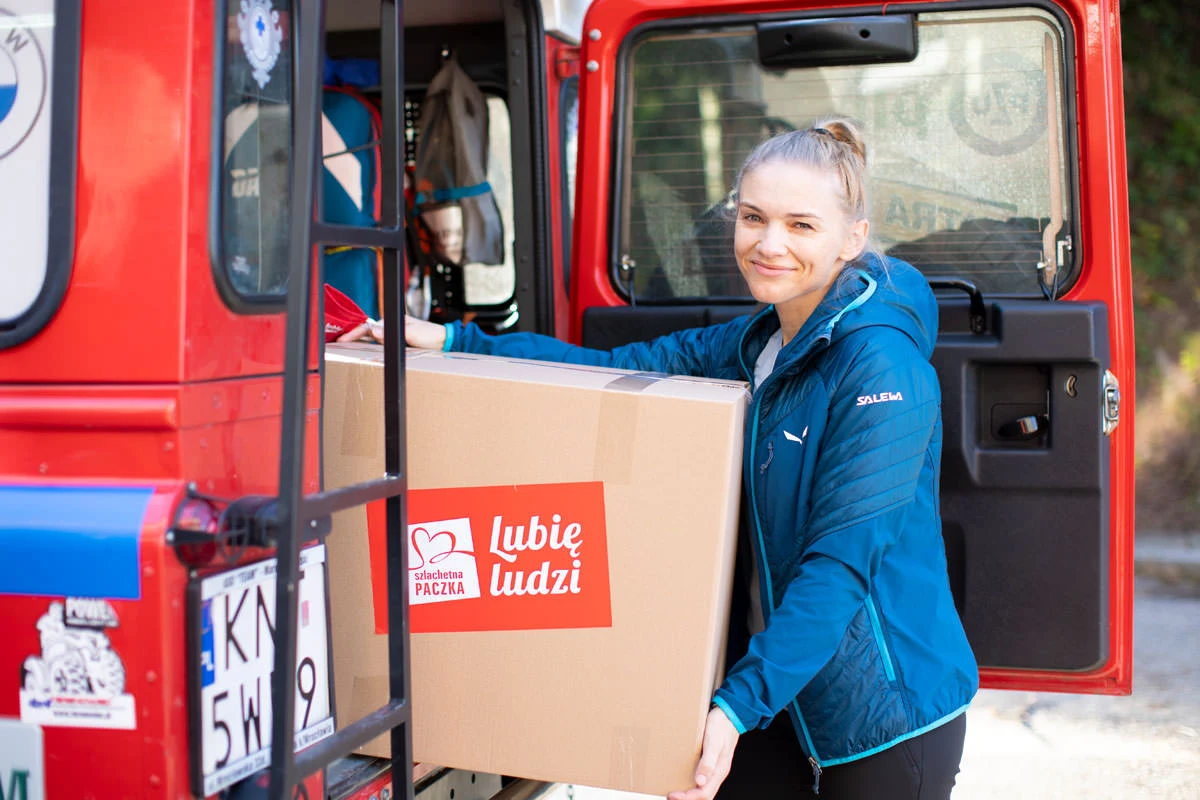 "​Do uprawiania himalaizmu potrzebne jest przede wszystkim partnerstwo, które przejawia się w tym, że mogę liczyć na drugiego człowieka. Można to przenieść na każdy grunt, każdą działalność: żeby umieć żyć w grupie" - mówi Krzysztof Wielicki, legenda polskiego i światowego himalaizmu, który wspólnie z Andrzejem Bargielem - skialpinistą, pierwszym człowiekiem w historii, który zjechał na nartach z K2, Kingą Baranowską - pierwszą Polką na trzech ośmiotysięcznikach Himalajów oraz ratownikami górskimi Grupy Podhalańskiej GOPR już po raz drugi włączył się w Szlachetną Paczkę. W tym roku himalaiści i ratownicy pomogą rodzinie pani Danusi.