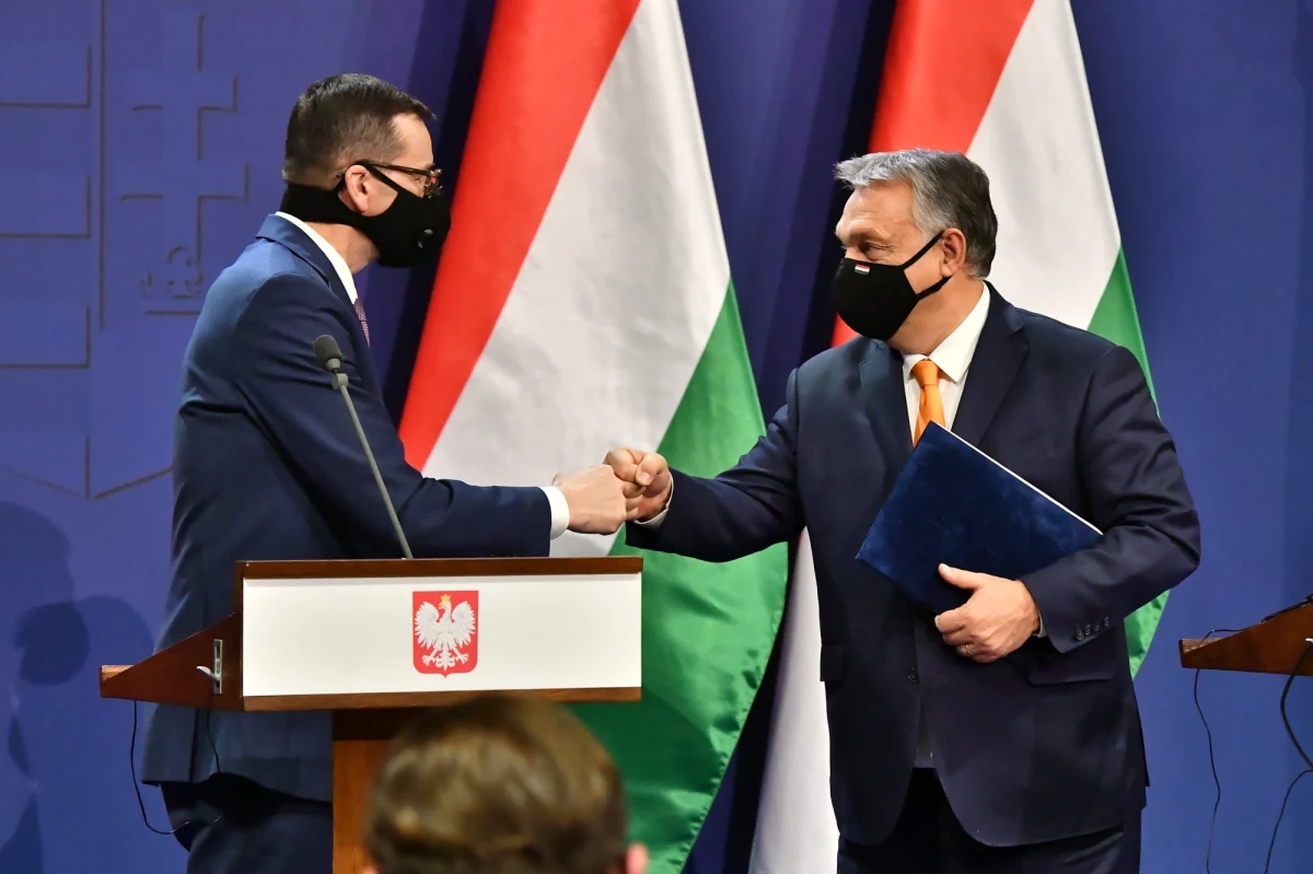 Rozporządzenie dotyczące tzw. praworządności jest niebezpieczne dla spójności Europy i grozi rozpadem całej Unii Europejskiej - ocenił w Budapeszcie premier Mateusz Morawiecki po spotkaniu z szefem węgierskiego rządu Viktorem Orbanem. Nie zawahamy się użyć weta dla dobra całej Unii - powiedział Morawiecki.