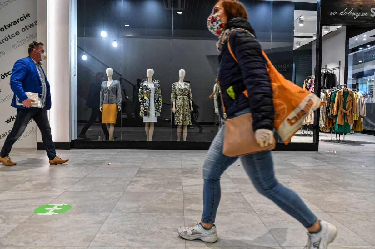 Od soboty przywrócone zostanie funkcjonowania sklepów i usług w galeriach i parkach handlowych w ścisłym reżimie sanitarnym, z wyłączeniem działalności polegającej na prowadzeniu sal zabaw - zakłada rozporządzenie przyjęte przez Radę Ministrów w trybie obiegowym z autopoprawkami.