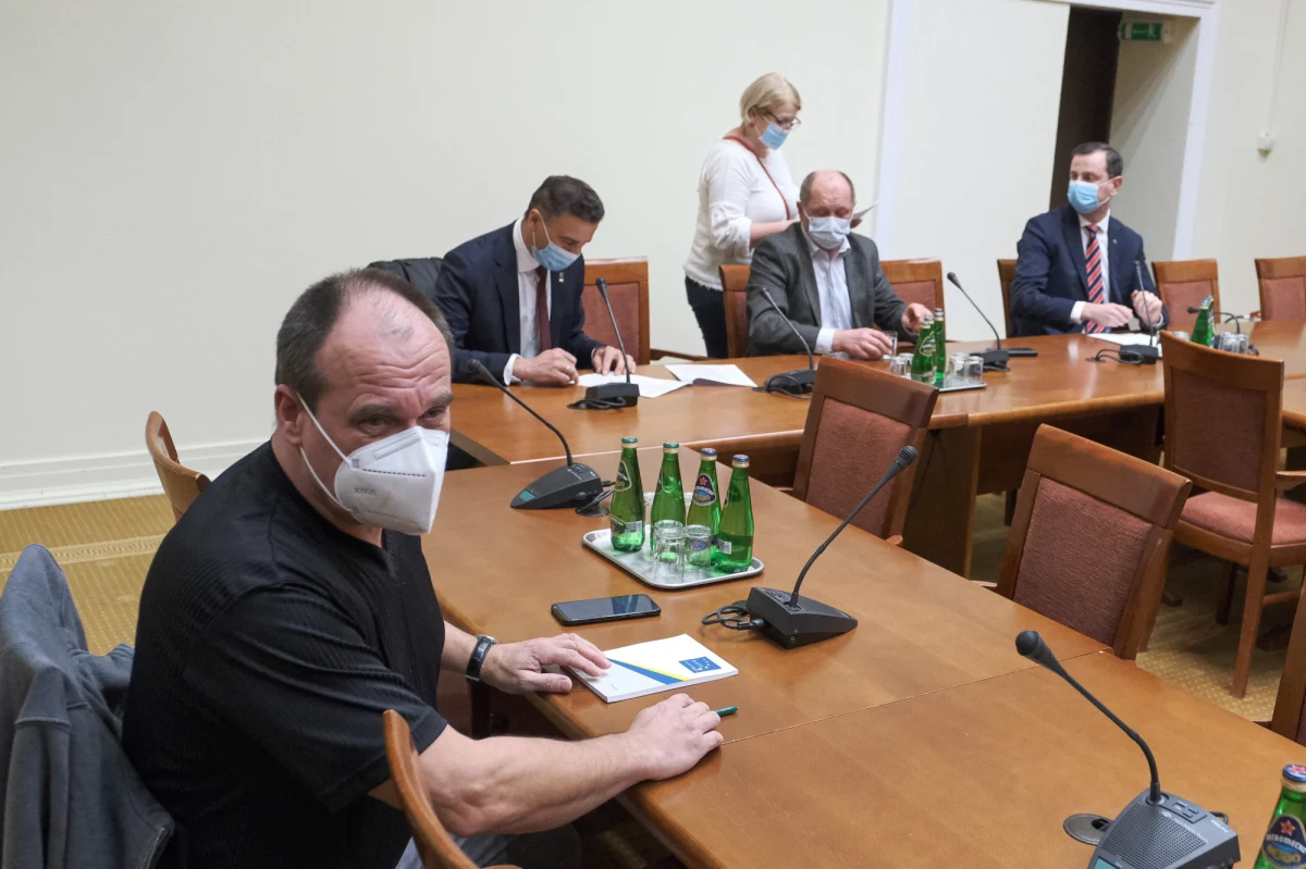 Koniec sejmowego klubu Koalicja Polska. "Decyzją Rady Naczelnej PSL klub Koalicja Polska podziękował nam za współpracę" - poinformował Paweł Kukiz. 