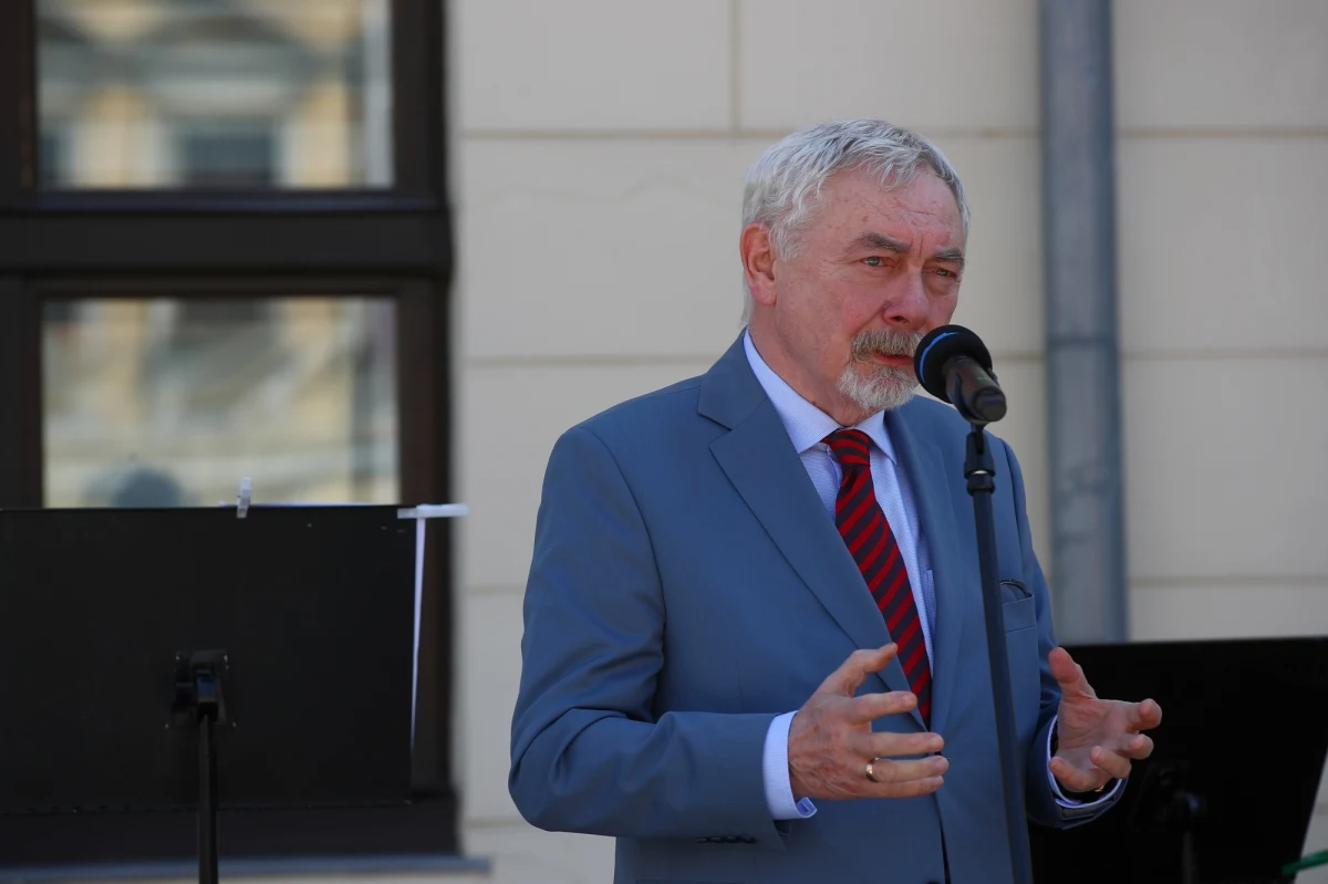 Prezydent Krakowa Jacek Majchrowski trafił do Szpitala Uniwersyteckiego w Krakowie. 24 listopada Majchrowski potwierdził, że zaraził się koronawirusem.