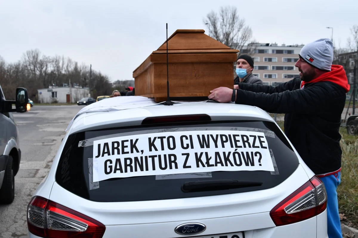 Właściciele i pracownicy pralni protestowali dziś w Warszawie. Domagali się rządowej pomocy i wpisania do kolejnych tarcz antykryzysowych.