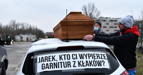 Właściciele i pracownicy pralni protestowali dziś w Warszawie. Domagali się rządowej pomocy i wpisania do kolejnych tarcz antykryzysowych.