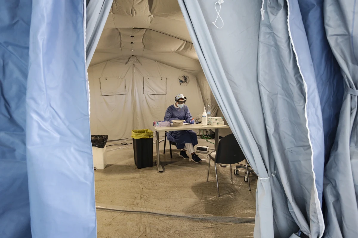 Do Wuhan pojadą specjaliści WHO, aby zbadać, jak doszło tam do zakażenia ludzi koronawirusem SARS-CoV-2, co zapoczątkowało pandemię. Nic jednak nie wskazuje na to, że patogen ten jest dziełem człowieka – mówi Peter Ben Embarek z WHO.