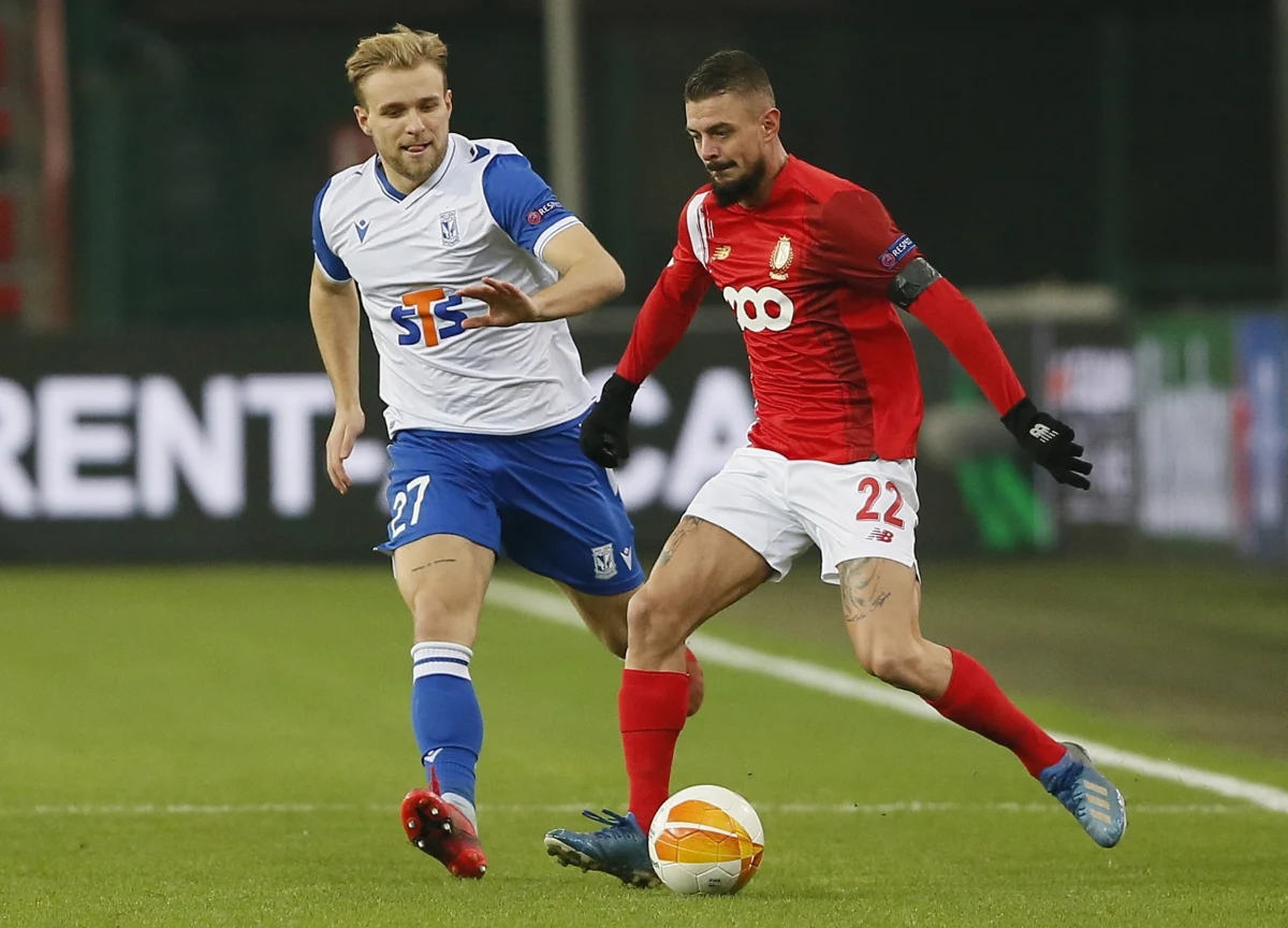 Pilkarze Lecha Poznań po golu straconym w ostatnich sekundach przegrali w Liege ze Standardem 1:2 w czwartej kolejce fazy grupowej Ligi Europy. Awans do 1/16 finału zapewniły już sobie AS Roma, Arsenal Londyn, Leicester City oraz Hoffenheim.