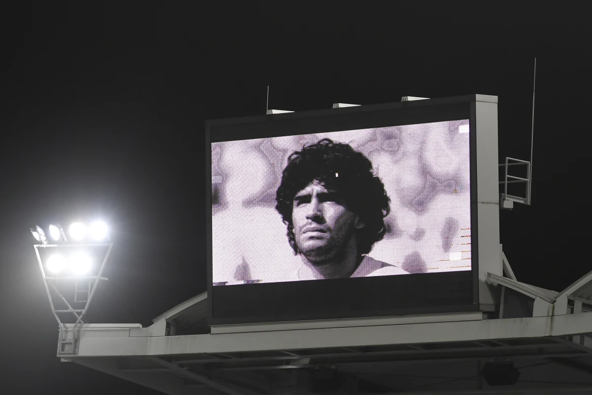 Diego Maradona spoczął na cmentarzu Jardin de Paz - Ogród Pokoju - na obrzeżach Buenos Aires. W uroczystości pogrzebowej uczestniczyli wyłącznie członkowie rodziny i najbliżsi współpracownicy jednego z najwybitniejszych piłkarzy w historii. Wcześniej trumna z ciałem Maradony wystawiona została w Pałacu Prezydenckim: kiedy zgodnie z planem zamknięto dostęp do niej, tłum kibiców, którzy nie zdążyli się z Maradoną pożegnać, starł się z policją.