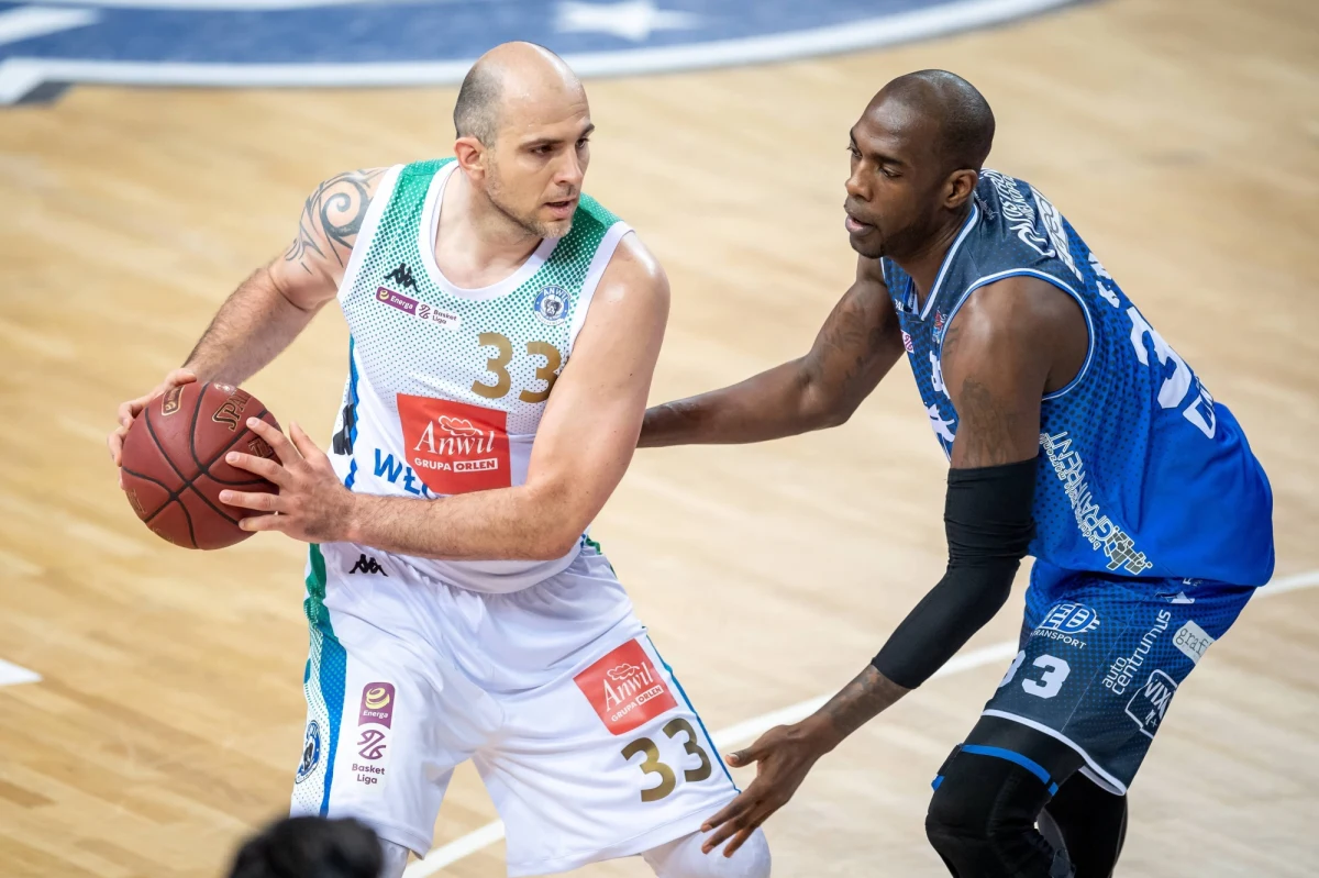 W ubiegłym tygodniu były kapitan koszykarskiej reprezentacji polski Szymon Szewczyk podpisał kontrakt z drużyną GTK Gliwice. Doświadczony zawodnik ostatnie trzy lata spędził w Anwilu Włocławek, który jednak na początku nowego sezonu nie zaproponował mu przedłużenia kontraktu. W późniejszych negocjacjach najbardziej konkretni byli przedstawiciele drużyny z Gliwic. "Rozmawialiśmy rzeczowo i konkretnie, dodatkowo przedstawiono mi długoletnią wizję" - zaznacza Szymon Szewczyk. Z trzykrotnym mistrzem polski o jego transferze, ale także o najbliższych meczach reprezentacji rozmawiał Wojciech Marczyk z redakcji sportowej RMF FM. 