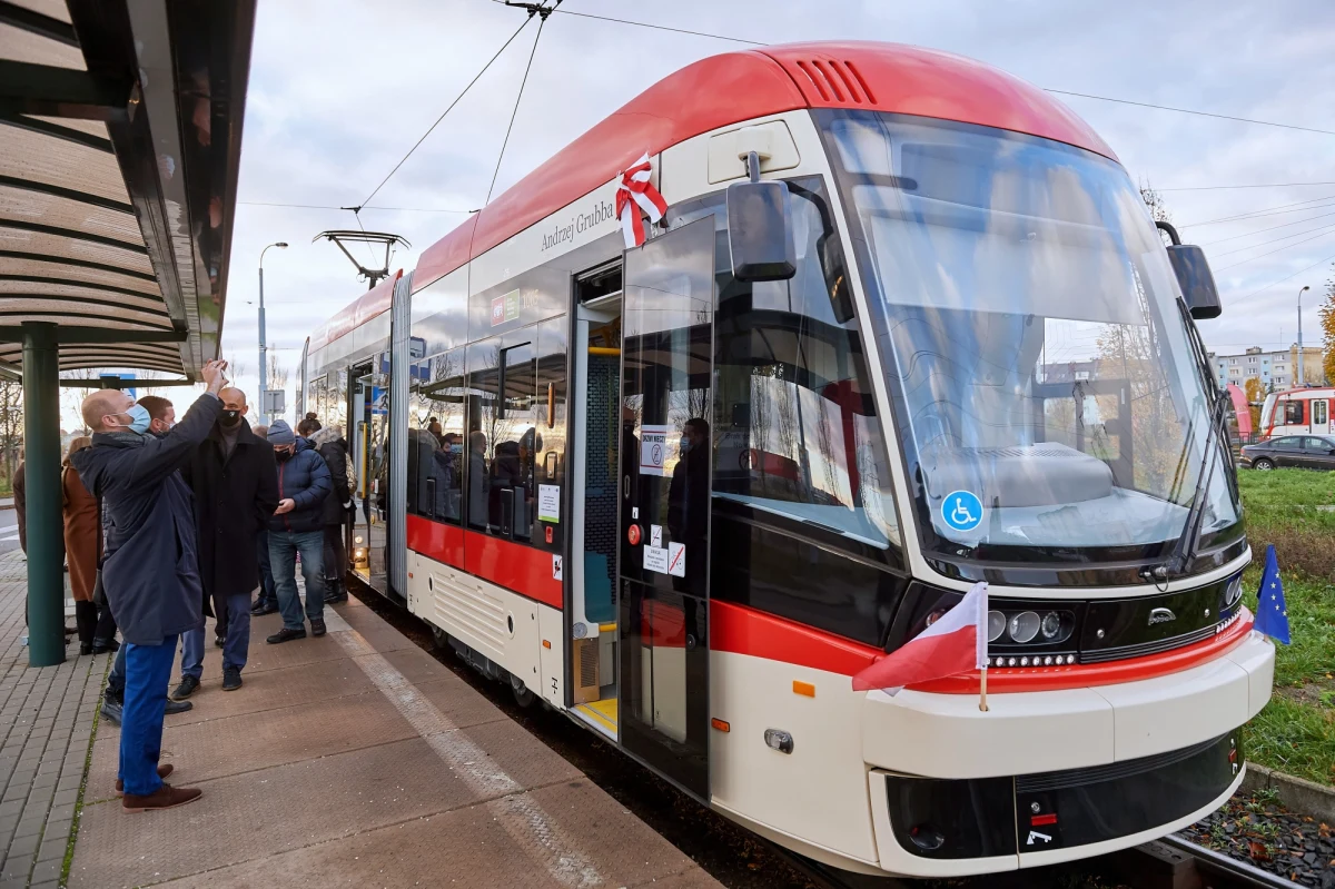 Andrzej Grubba – wybitny polski tenisista stołowy - został patronem jednego z gdańskich tramwajów. "Dla mnie, moich synów i całej naszej rodziny, ten moment jest bardzo wzruszający. Andrzej nie żyje co prawda 15 lat, ale pamięć o nim trwa, czego najlepszym dowodem jest ta właśnie uroczystość" – mówiła żona sportowca, Lucyna Grubba.