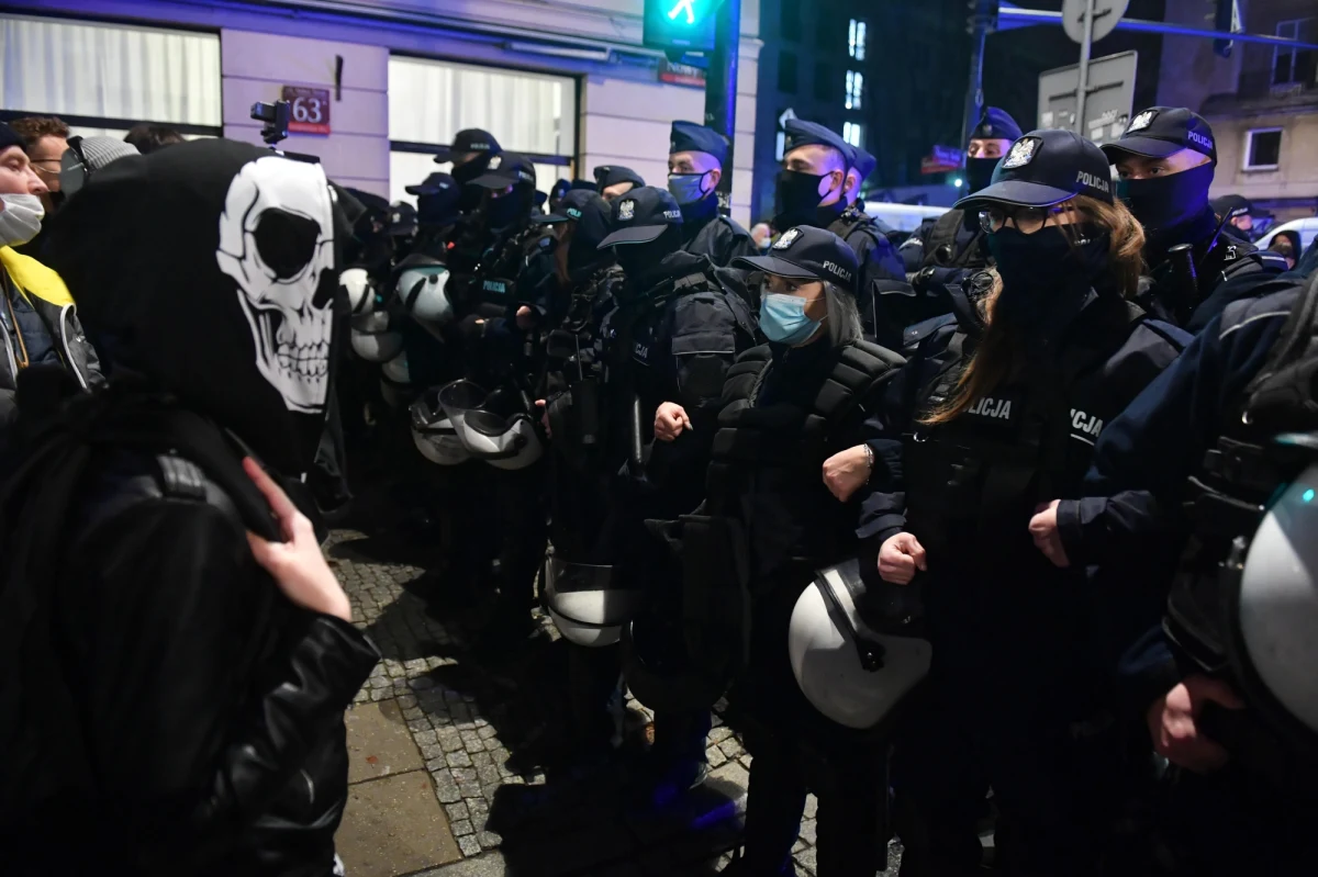 Jeśli policja nadal będzie nadużywała siły wobec protestujących na ulicach, Warszawa może wstrzymać dofinansowanie garnizonu stołecznego. Taką groźbę do kierownictwa policji skierował Rafał Trzaskowski. To reakcja na zajścia, jakie miały miejsce podczas manifestacji kobiet, sprzeciwiających się zaostrzeniu prawa aborcyjnego.