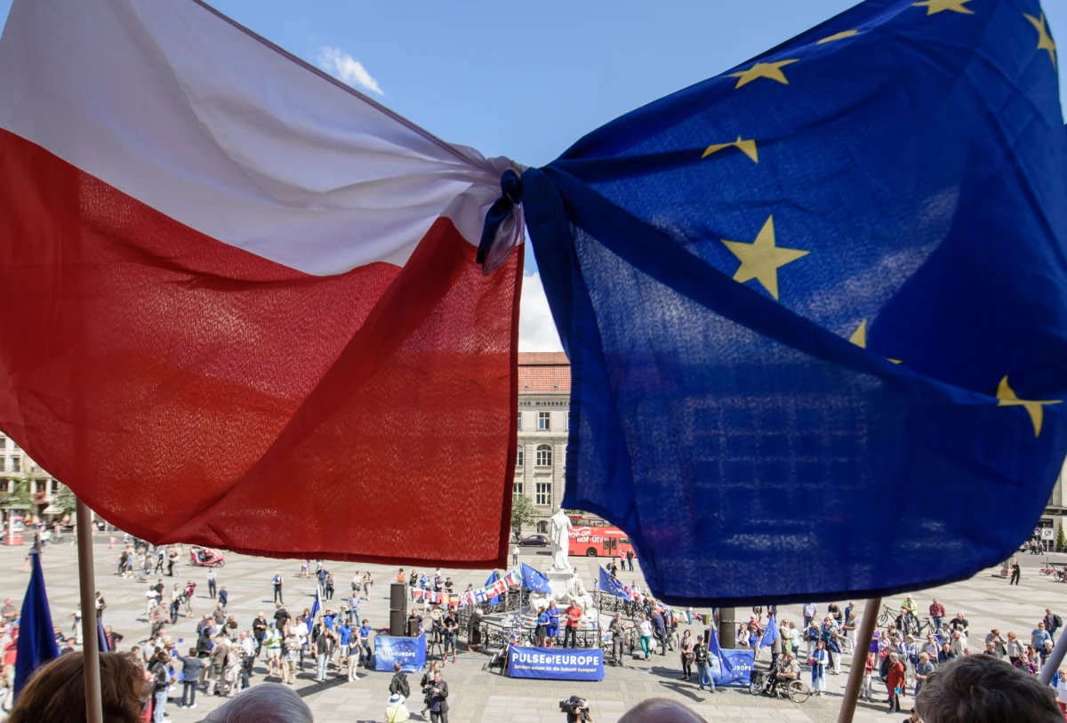 ​W krajach UE jest coraz większe zrozumienie dla niepokojów Polski wobec "uznaniowości" mechanizmu praworządnościowego. Jednocześnie większość państw deklaruje nie chce zrezygnować z tego środka zabezpieczenia unijnego budżetu. "Argument, że KE może być posądzona o stronniczość jest po części trafiony" - powiedział dziennikarce RMF FM wysoki rangą dyplomata zachodniego kraju UE. Oczywiście nie chodzi tu o zgodę na łamanie przez Polskę zasad praworządności, ale o konieczność stosowania przez KE obiektywnych kryteriów wobec wszystkich państw. 