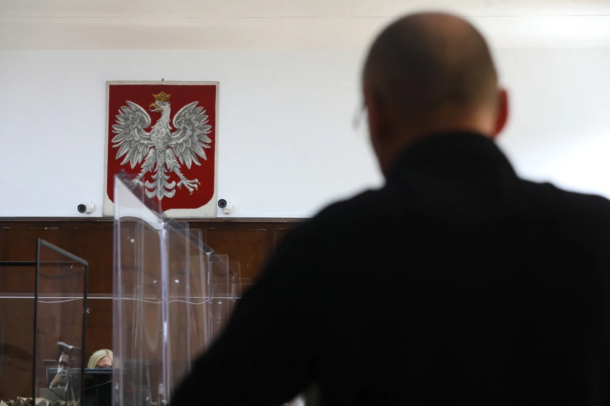 ​Marcin B. współoskarżony w procesie o zabójstwo małżeństwa Jaroszewiczów konsekwentnie zasłaniał się niepamięcią pytany przed warszawskim sądem okręgowym o podstawowe szczegóły napadu na dom byłego premiera PRL. "Nie wierzę w te wyjaśnienia. Wygląda to tak, jakby ktoś uczył go tej sprawy, ale nie do końca nauczył" - powiedział syn zamordowanych.