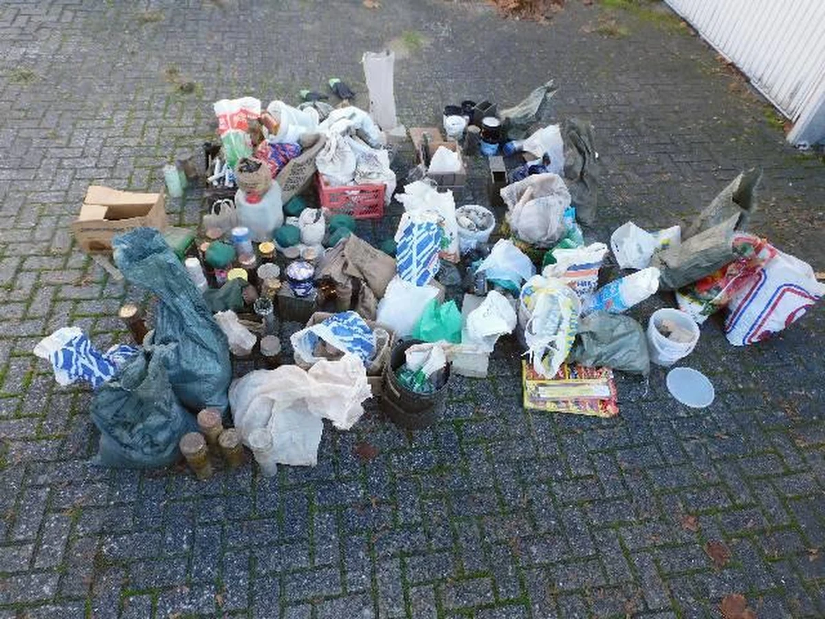 W trakcie opróżniania domowej siedziby emerytowanego cywilnego pracownika Bundeswehry w mieście Munster w niemieckiej Dolnej Saksonii w dwóch piwnicach oraz w wynajmowanym przez niego garażu znaleziono kilkaset kilogramów amunicji i środków wybuchowych - poinformowała w piątek miejscowa policja.