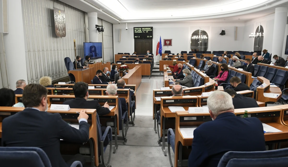 Senat w piątek wieczorem opowiedział się za odrzuceniem nowelizacji ustawy covidowej. Przewiduje ona, że dodatki za pracę z pacjentem z Covid-19 będą wypłacane jedynie pracownikom medycznym skierowanym do takiej pracy, a nie wszystkim w nią zaangażowanym.