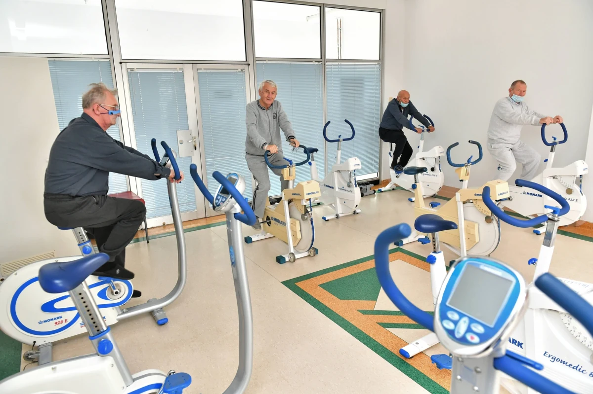 Problemy z oddychaniem, duszność i długo utrzymujące się osłabienie to najczęstsze, ale nie jedyne problemy zdrowotne osób, które chorowały na Covid-19. W Szpitalu Specjalistycznym MSWiA w Głuchołazach, w którym realizowany jest pilotażowy program kompleksowej rehabilitacji po koronawirusie, pomoc znajdują także pacjenci m.in. z objawami neurologicznymi. W ośrodku jest obecnie ok. 60 łóżek. Ta baza jest już powiększana do ponad 80 miejsc.  