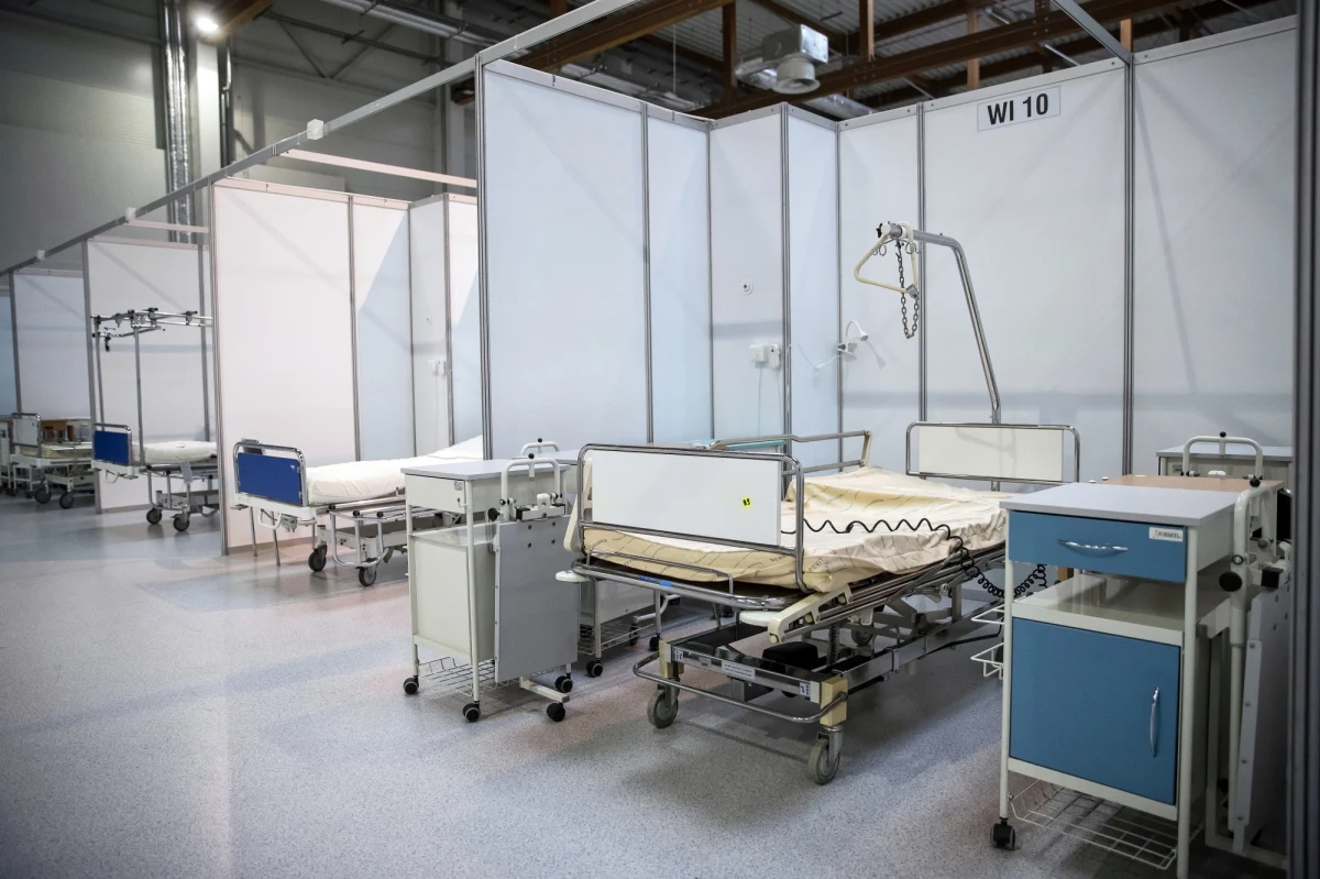 "Przygotowujemy się na trzecią falę zakażeń koronawirusem, która może nastąpić w styczniu i lutym. To okres typowo grypowy, więc ryzyko zachorowania może być większe" - stwierdził w Polsat News wiceminister zdrowia Waldemar Kraska.