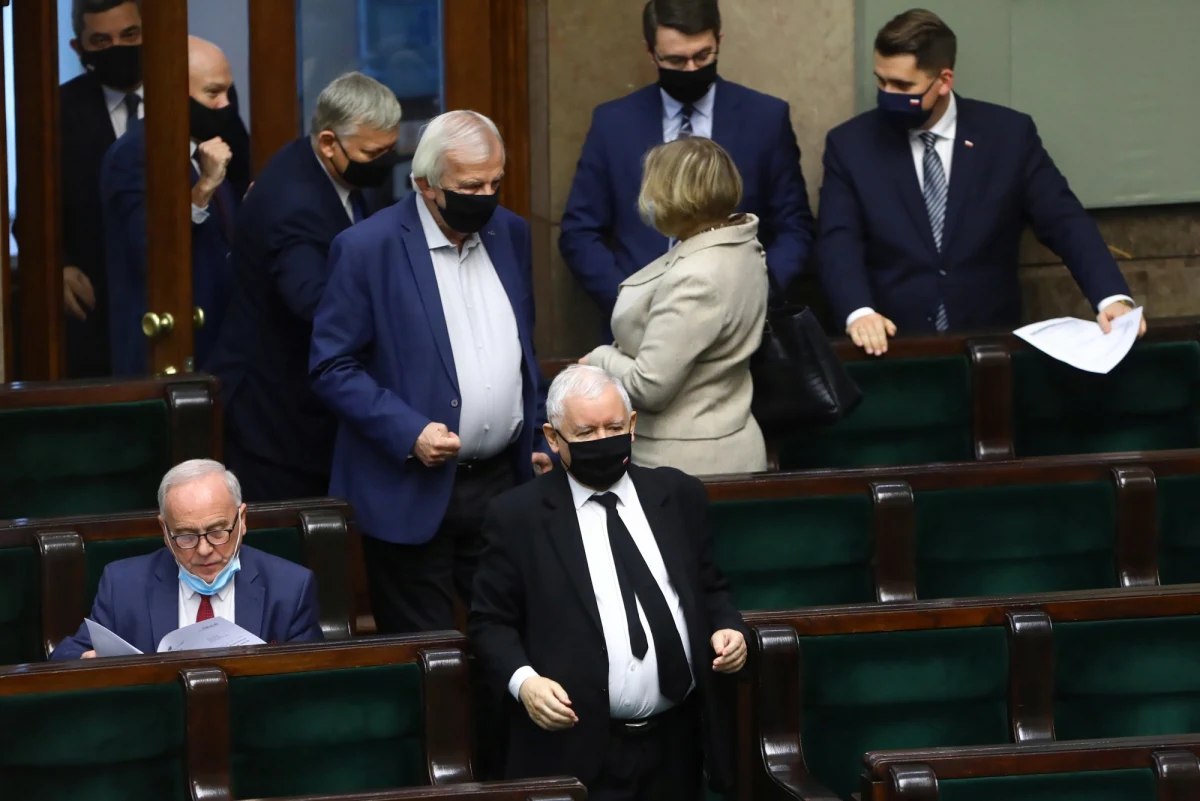 Dodatkowe posiedzenie Sejmu w przyszłym tygodniu zapowiada jego wicemarszałek i szef klubu PiS Ryszard Terlecki. Chodzi przede wszystkim o wprowadzenie w życie przepisów, dzięki którym niedziela 6 grudnia stałaby się niedzielą handlową. Jak wynika z zapowiedzi Terleckiego, sprawą posłowie zajmą się najprawdopodobniej… 4 grudnia.