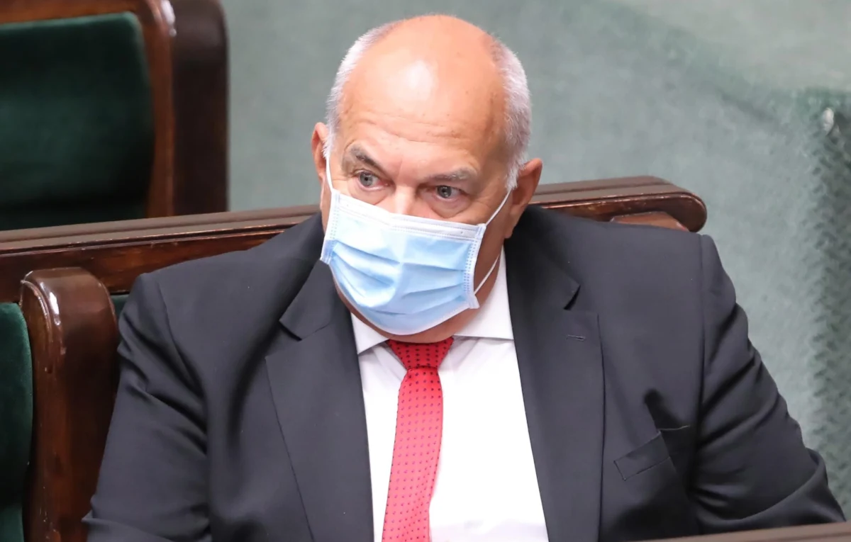 ​Minister finansów Tadeusz Kościński napisał list do poszczególnych resortów, informując, że część środków w sektorze budżetowym została zablokowana do końca roku. Pieniądze miały trafić m.in. dla pracowników budżetówki w formie premii lub nagród uznaniowych. Po opublikowaniu tych wiadomości przez media resort finansów podkreślił jedynie, że wypłaty trzynastych pensji nie są zagrożone.