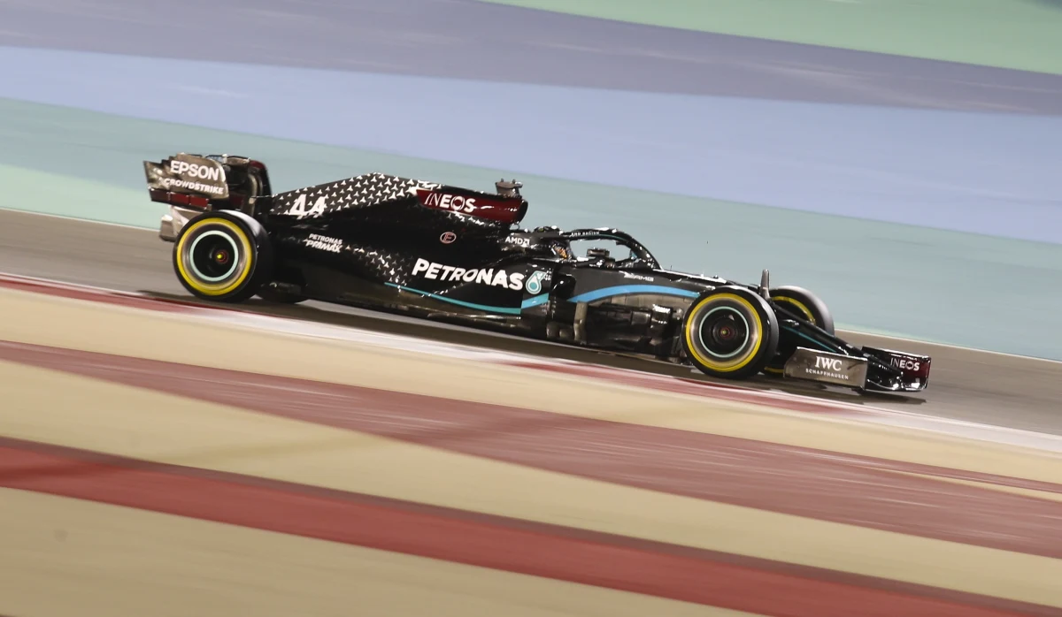 ​Mistrz świata Brytyjczyk Lewis Hamilton (Mercedes) wygrał kwalifikacje do niedzielnego wyścigu Formuły 1 o Grand Prix Bahrajnu, 15. rundy cyklu. Hamilton, który po raz 98. w karierze będzie startował z pole position, uzyskał czas 1.27,264, co jest rekordem toru Sakhir.