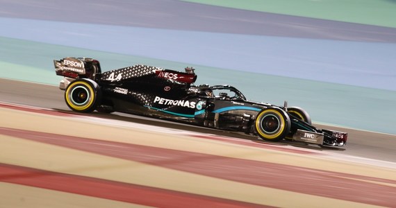 ​Mistrz świata Brytyjczyk Lewis Hamilton (Mercedes) wygrał kwalifikacje do niedzielnego wyścigu Formuły 1 o Grand Prix Bahrajnu, 15. rundy cyklu. Hamilton, który po raz 98. w karierze będzie startował z pole position, uzyskał czas 1.27,264, co jest rekordem toru Sakhir.