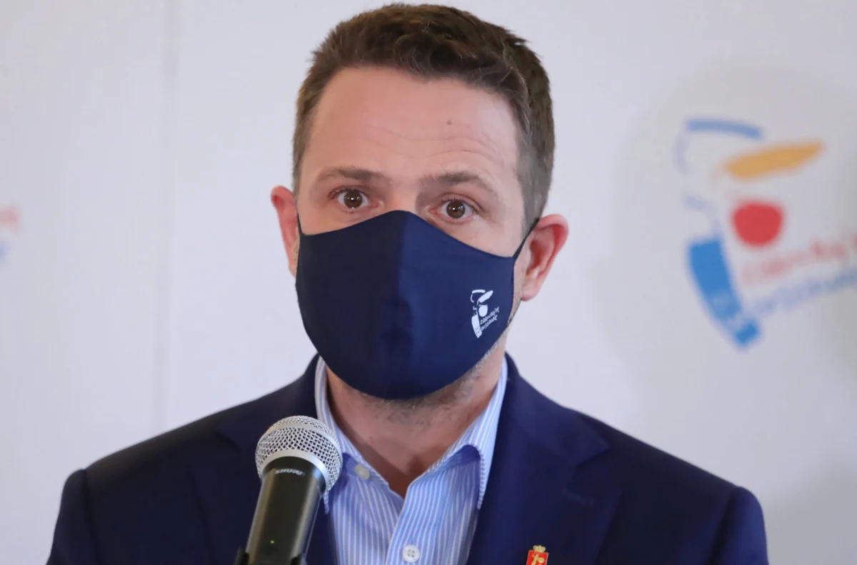 Uważam, że trzeba zliberalizować prawo aborcyjne - powiedział prezydent Warszawy Rafał Trzaskowski w rozmowie z TVN24. Podkreślił, że decyzja powinna być w rękach kobiety. Dodał, że PO jako partia nie ma jednoznacznego stanowiska w tej sprawie - nie tak dawno były lider Grzegorz Schetyna mówił, że jest przeciwko aborcji na życzenie. 