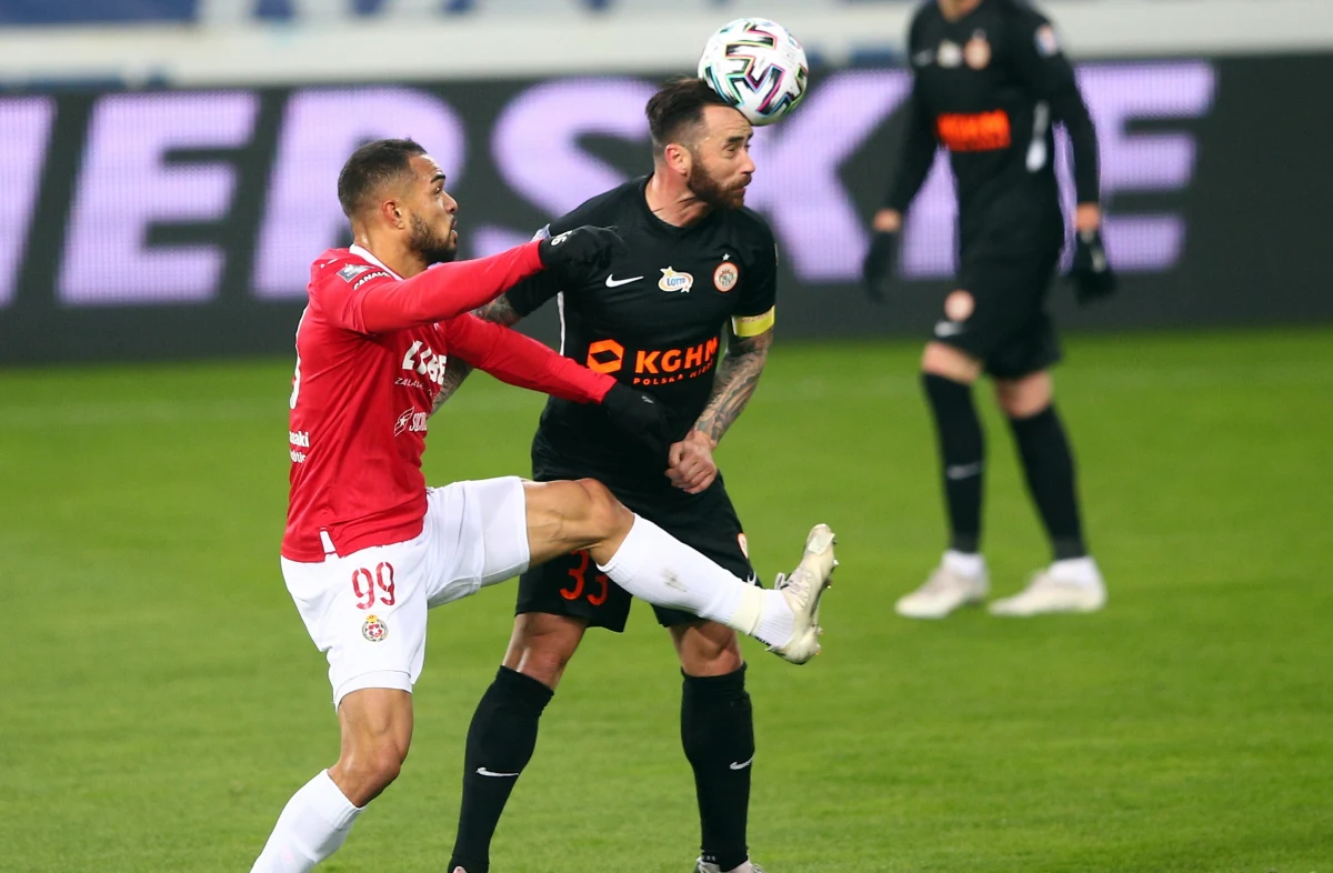 Piłkarze Stali Mielec odnieśli pierwsze zwycięstwo w ekstraklasie od dwóch miesięcy. W 11. kolejce zakończyła się też seria czterech meczów bez wygranej KGHM Zagłębie Lubin, a Śląsk Wrocław zdobył pierwsze od sierpnia punkty na wyjeździe.