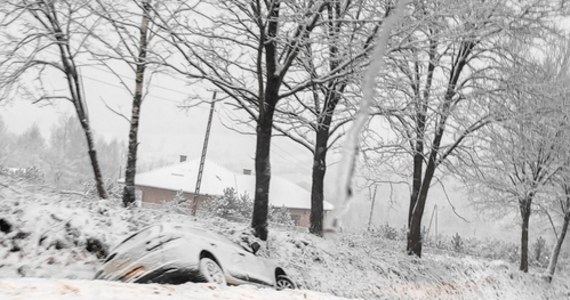 Instytut Meteorologii i Gospodarki Wodnej informuje o oblodzeniach w Polsce północno-wschodniej. Mokra nawierzchnia dróg i chodników po opadach deszczu, deszczu ze śniegiem lub mokrego śniegu może zamarzać. IMGW wydał ostrzeżenie 1 stopnia dotyczące możliwości wystąpienia oblodzenia dla prawie całego kraju z wyjątkiem województw: dolnośląskiego i opolskiego.