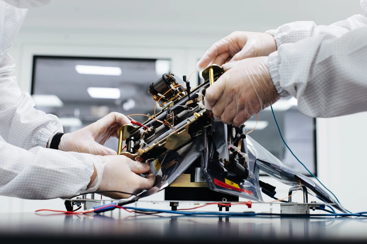 Instrumenty stworzone przez firmę Astronika na potrzeby misji JUICE, jednej z dwóch największych misji realizowanych przez Europejską Agencję Kosmiczną, opuszczają w grudniu Polskę i rozpoczynają swoją drogę w Kosmos. Instrumenty zostaną pod koniec roku zainstalowane na sondzie, która w 2022 roku wyleci w kierunku Jowisza. Mimo pandemii w tym projekcie nie ma miejsca na opóźnienia. "Z inwestorem na budowie można jeszcze dyskutować, ale z Układem Słonecznym nie ma dyskusji, trzeba zdążyć na określony moment, kiedy planety są w określonym układzie" - mówi RMF FM Piotr Palma z Astroniki. 