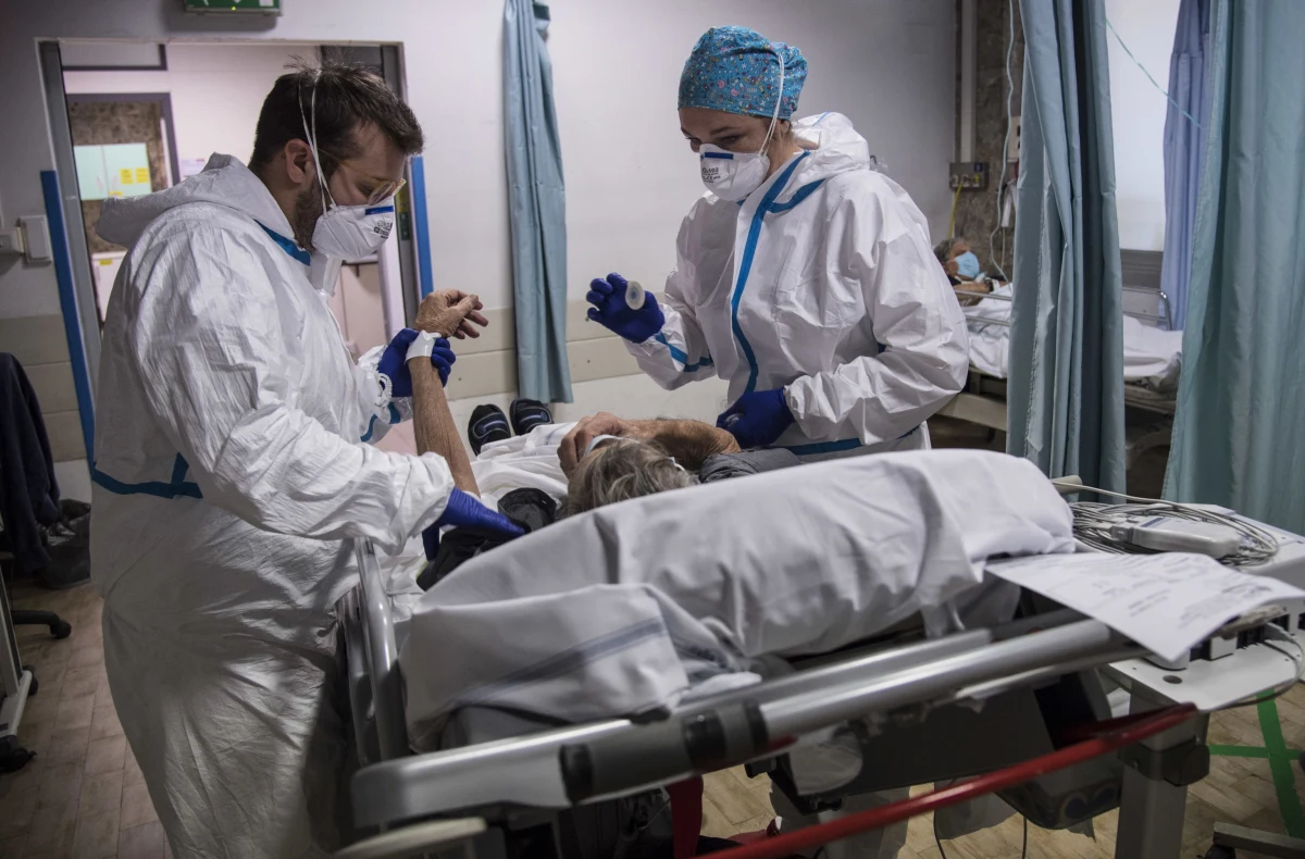 Ministerstwo Zdrowia informuje o 11 483 nowych przypadkach zakażenia koronawirusem. Ostatniej doby zmarło 283 chorych na Covid-19. Bilans epidemii koronawirusa w Polsce to 985 075 zakażonych. 17 029 spośród nich zmarło.