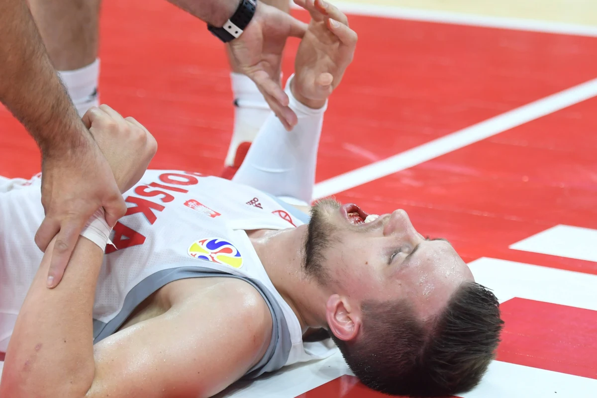 Mateusz Ponitka, po kolejnym teście na koronawirusa oraz decyzji Komisji Medycznej FIBA, może dołączyć do treningów z reprezentacją Polski koszykarzy i zagrać w poniedziałkowym spotkaniu z Izraelem w kwalifikacjach do Eurobasketu 2022 - poinformował PZKosz.