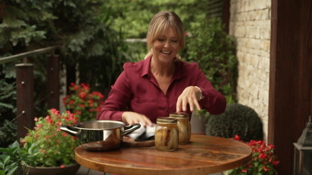 Tym razem Ewa Wachowicz przygotuje zupę kalafiorową z domowymi kluseczkami. W ramach dania głównego zaserwuje filety z kurczaka smażone w plastrach boczku. Na deser poda zaś gruszki w syropie cukrowym i popularne w Wielkiej Brytanii bułeczki z rodzynkami.