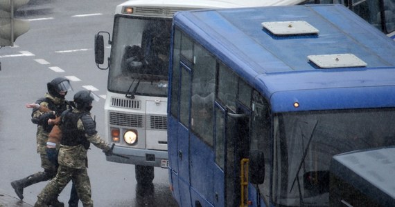 Podczas niedzielnych akcji protestu na Białorusi zatrzymano ponad 230 osób - wynika ze stale aktualizowanych danych centrum praw człowieka Wiasna. Wśród zatrzymanych jest członek opozycyjnej Rady Koordynacyjnej Dzmitry Kruk. Białorusini od blisko czterech miesięcy wychodzą na ulice, protestując przeciw sfałszowaniu wyników wyborów prezydenckich z 9 sierpnia i domagając się odejścia Alaksandra Łukaszenki.