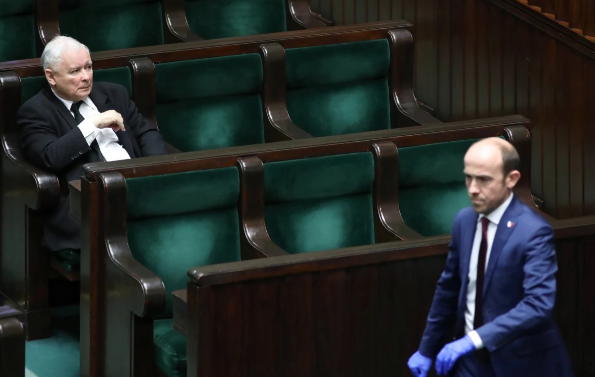 Gdyby wybory odbyły się w najbliższą niedzielą, PiS znalazłoby się na czele zestawienia. Jednakże rządzący, podobnie jak największa opozycyjna koalicja (KO) odnotowali niewielki spadek poparcia - wynika z sondażu IBRiS dla Wirtualnej Polski. 