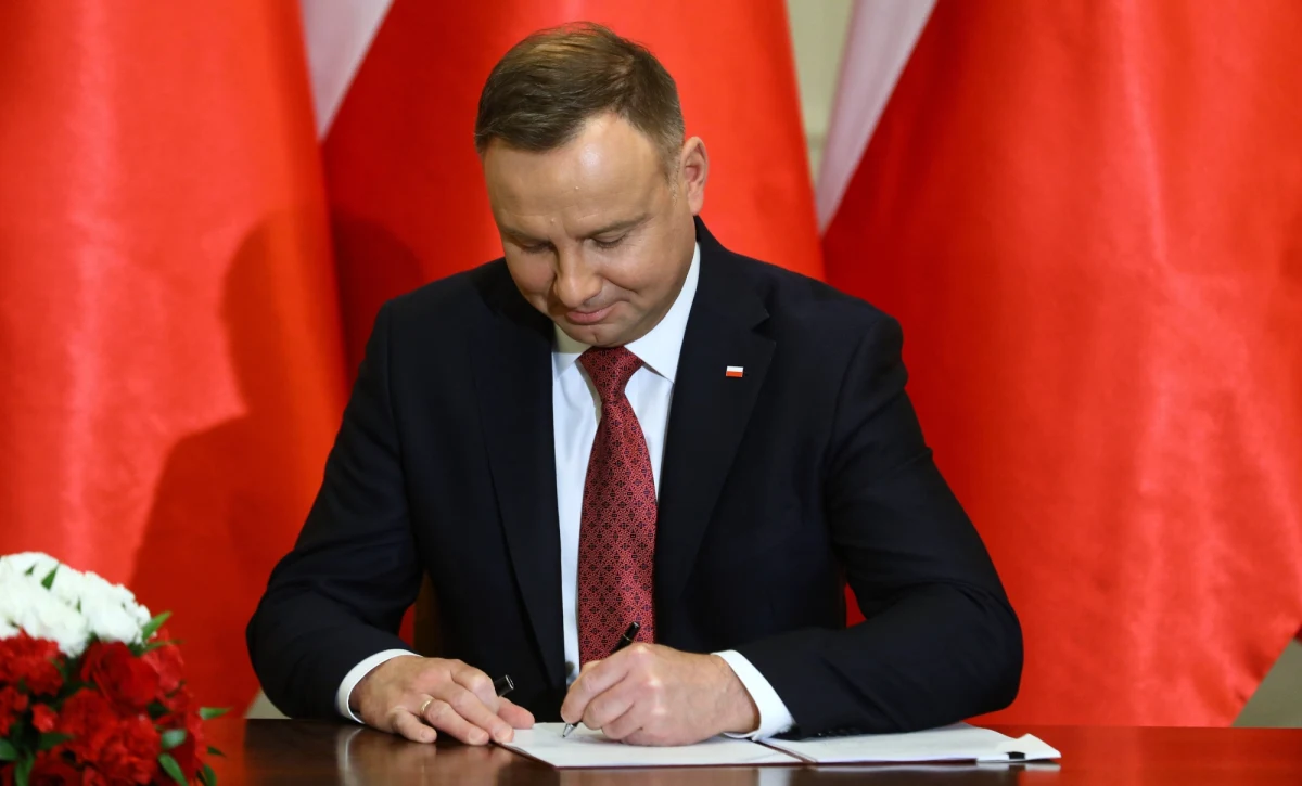 Prezydent Andrzej Duda podpisał ustawę, która przewiduje, że dodatki za pracę przy Covid-19 będą otrzymywać jedynie medycy skierowani do niej przez wojewodę - wynika z niedzielnego komunikatu Kancelarii Prezydenta.