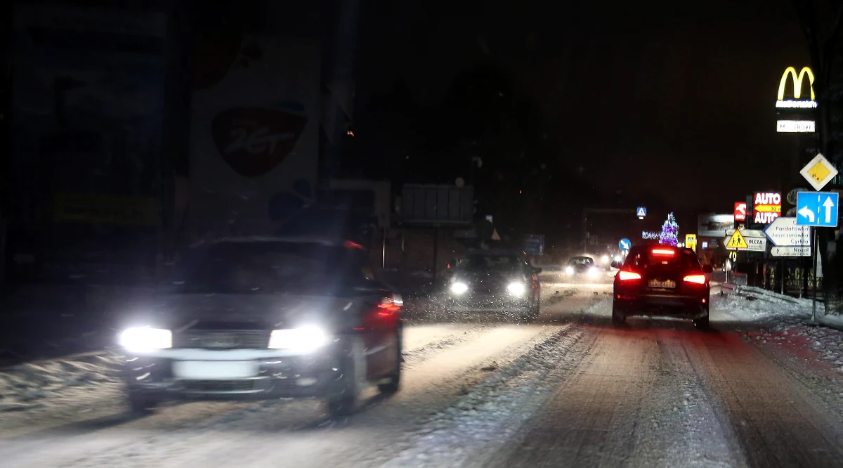 Silne opady śniegu na kilka godzin sparaliżowały w niedzielę ruch na zakopiance. Gigantyczne zatory tworzyły się między Myślenicami a Krakowem. Wielu kierowców miało problemy z poruszaniem sie po śliskiej nawierzchni.