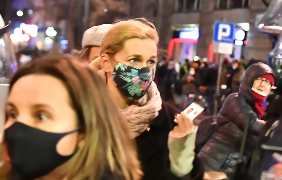 ​"Osoba, która pomimo wezwań do odsunięcia się od policyjnego szyku, celowo nadal się zbliża i nagle wyciąga rękę z jakimś przedmiotem przed twarz policjanta, może być odebrana jako zagrożenie" - tak stołeczna policja tłumaczy wczorajszy incydent, do którego doszło podczas Strajku Kobiet. Posłanka KO Barbara Nowacka została spryskana gazem, mimo że pokazywała funkcjonariuszowi swoją legitymację poselską.