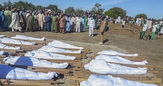 Co najmniej 110 cywilów zginęło w sobotę w ataku we wsi na północnym wschodzie Nigerii - poinformował przedstawiciel ONZ w tym kraju. Wcześniejszy bilans mówił o 43 zabitych rolnikach. Cywile zginęli najprawdopodobniej z rąk islamistów z Boko Haram.
