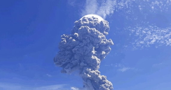 We wschodniej Indonezji wybuchł wulkan, wyrzucając w niebo strumień popiołu na wysokość 4000 metrów i powodując ewakuację mieszkańców 28 wsi.