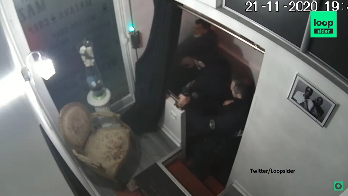 Czterej francuscy policjanci zostali postawieni w stan oskarżenia w związku z brutalnym atakiem na czarnoskórego producenta muzycznego Michela Zeclera w Paryżu; dwóch z nich aresztowano - poinformowała w poniedziałek nad ranem prokuratura.