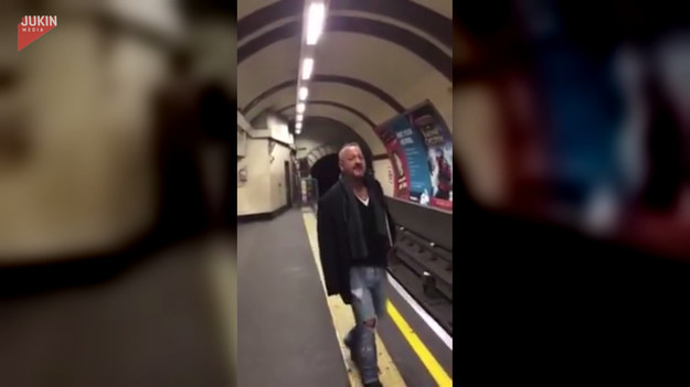 Kto by się spodziewał, że na stacji metra będzie miał okazję... pośpiewać? Taka sytuacja miała miejsce na jednym z przystanków londyńskiej kolejki. Pewien mężczyzna zaczął śpiewać znaną piosenkę, a już po chwili do występu dołączyli się inni podróżni. Zobaczcie!