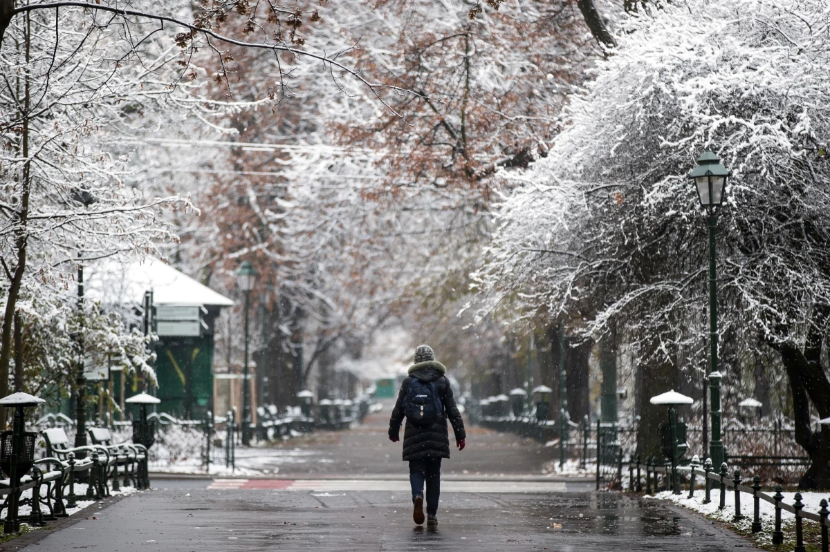 Początek tygodnia zapowiada się mroźny i pochmurny, ale od środy w całym kraju będzie więcej słońca - wynika z orientacyjnej synoptycznej prognozy pogody Instytutu Meteorologii i Gospodarki Wodnej. W nadchodzący weekend temperatury mogą wynieść nawet 10 st. C.