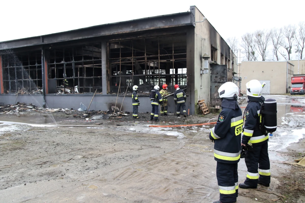 Do dużego pożaru zakładu stolarskiego doszło w Głuszynie niedaleko Namysłowa na Opolszczyźnie. Ogień pojawił się tam w nocy. Trzeba było ewakuować lokatorów pobliskiego domu.