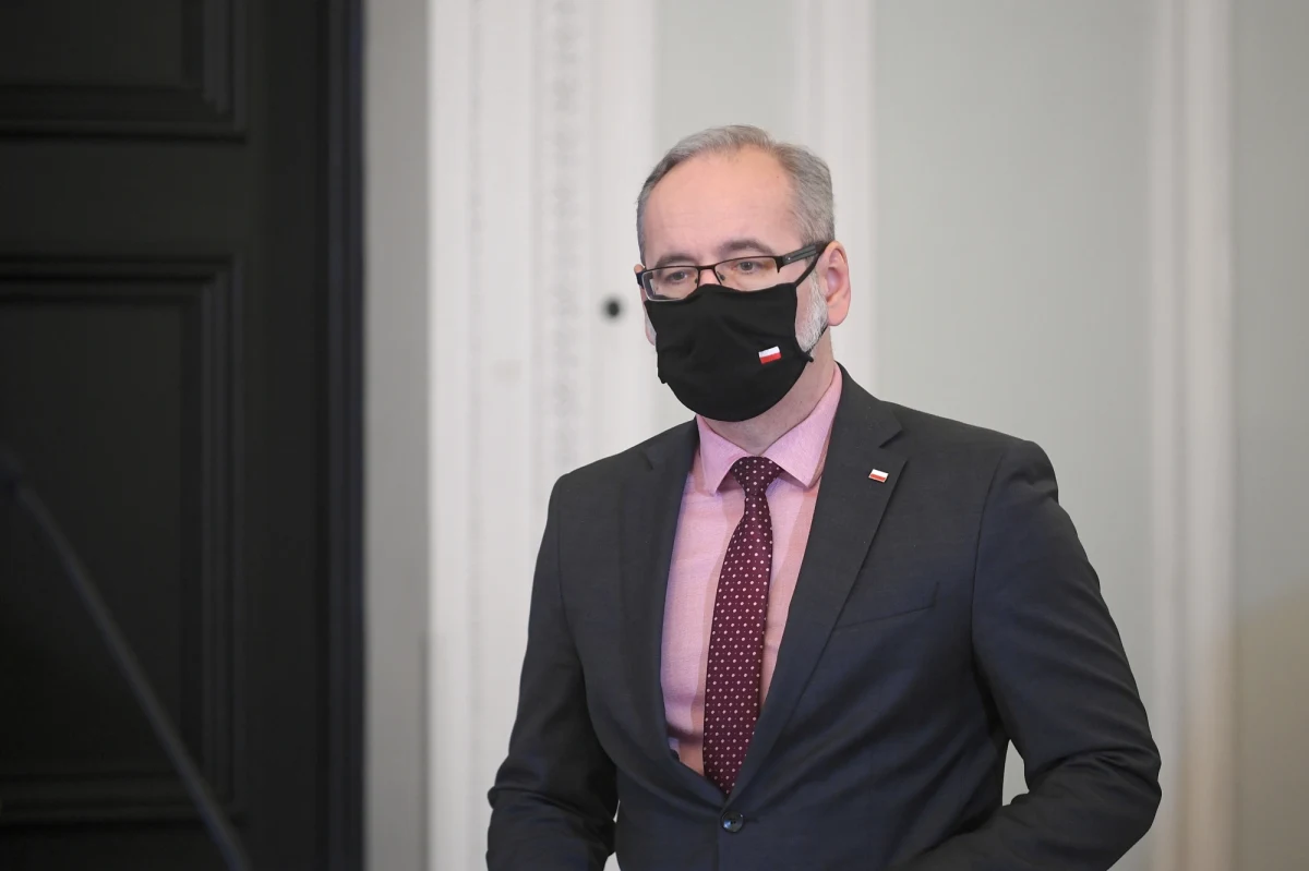 Minister zdrowia Adam Niedzielski przekazał, że w pierwszej połowie stycznia odbędą się badania przesiewowe na koronawirusa, w których testowani mają być „nauczyciele nauczania podstawowego i niżej”. Szef resortu poinformował też, że rząd przygotowuje się do tego, by każdy mógł wykonać test antygenowy w przychodni. Szczegóły planu mamy poznać w ciągu następnych tygodni.