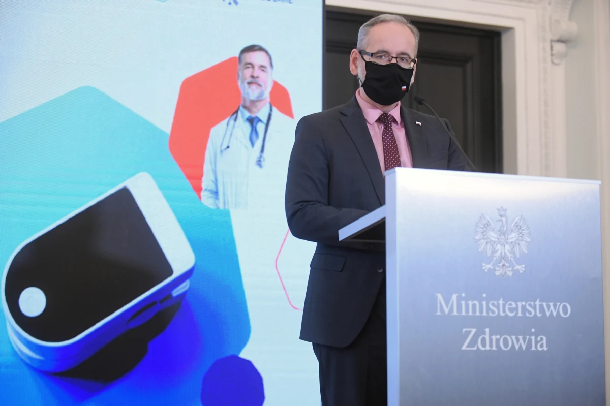 Ministerstwo Zdrowia ogłosiło nowy system opieki nad pacjentami zakażonymi koronawirusem, którzy na czas choroby zostają w domu. Chodzi o Domową Opiekę Medyczną - w skrócie DOM. Celem programu jest zdalne monitorowanie stanu zdrowia pacjentów za pomocą pulsoksymetru i aplikacji PulsoCare.